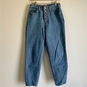 Levi’s | High Waisted Mom Jean size 28